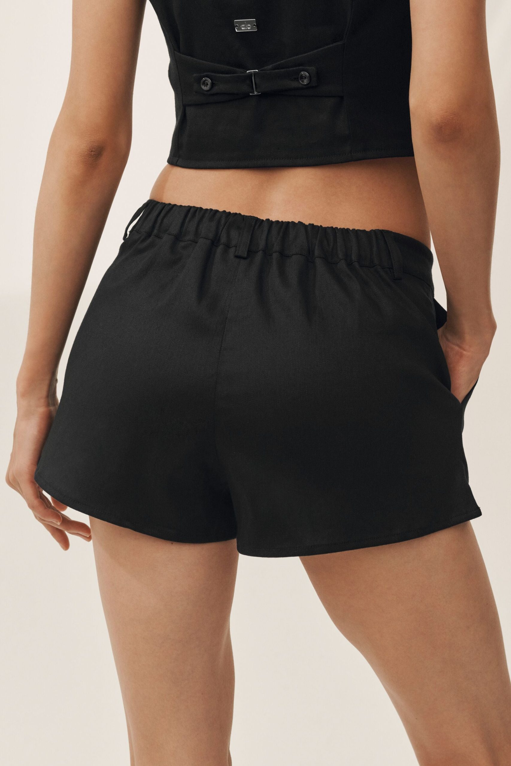 Linen Blend Low-Rise Riviera Trouser Short - Black - Image 5